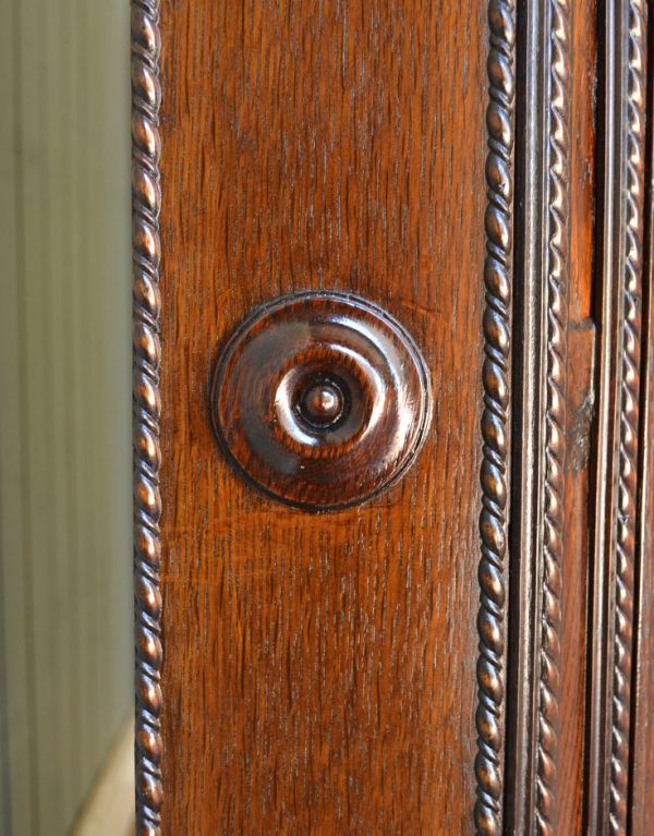 アンティークのキャビネット　アンティーク家具　小ぶりなアンティークの英国家具、彫がたっぷりのコーナーボード。両サイドにワンポイントの飾りがあります。(m-454-f)