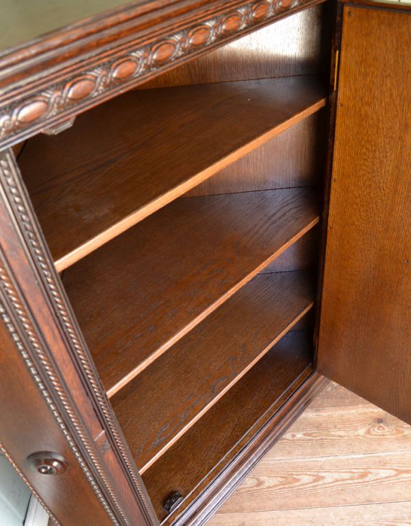 アンティークのキャビネット　アンティーク家具　小ぶりなアンティークの英国家具、彫がたっぷりのコーナーボード。中もキレイに仕上げているので、安心して収納できます。(m-454-f)