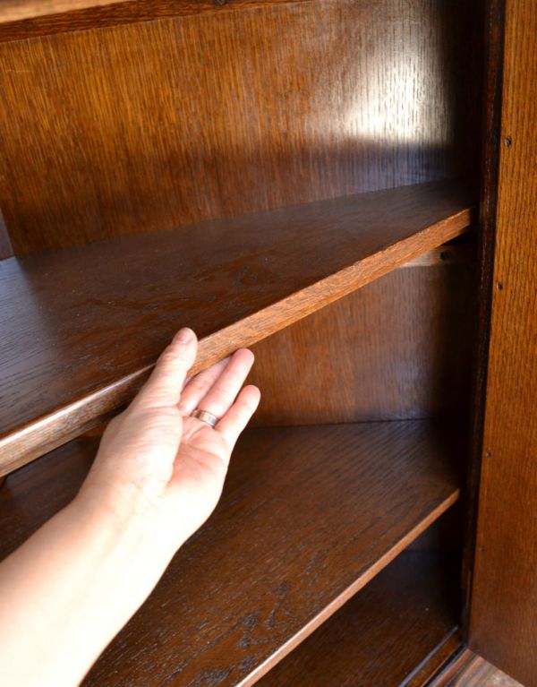 アンティークのキャビネット　アンティーク家具　小ぶりなアンティークの英国家具、彫がたっぷりのコーナーボード。棚板は可動です。(m-454-f)