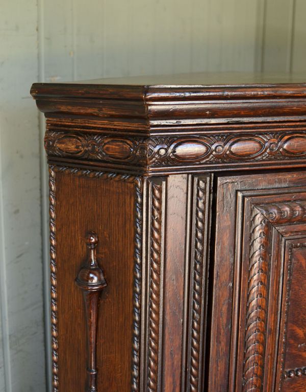 アンティークのキャビネット　アンティーク家具　小ぶりなアンティークの英国家具、彫がたっぷりのコーナーボード。角にも凝った彫があります。(m-454-f)