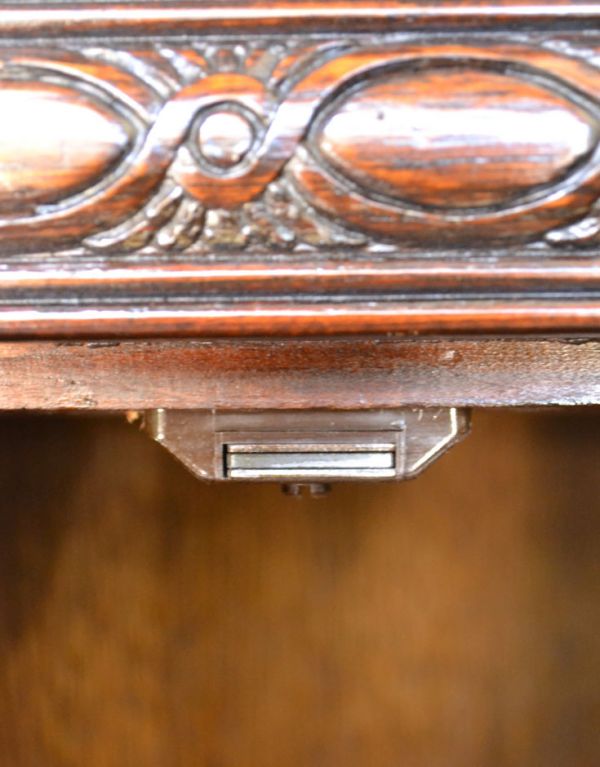 アンティークのキャビネット　アンティーク家具　小ぶりなアンティークの英国家具、彫がたっぷりのコーナーボード。扉にはマグネットがついているので、開け閉めもスムーズです。(m-454-f)