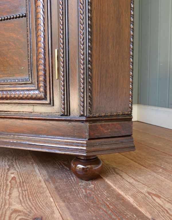アンティークのキャビネット　アンティーク家具　小ぶりなアンティークの英国家具、彫がたっぷりのコーナーボード。美しい丸い脚が付いています。(m-454-f)