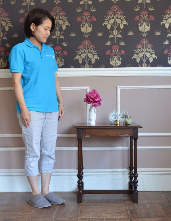 ロイドテーブル アンティーク家具 イギリスのアンティーク家具、便利なオケージョナルテーブル(花台)。お部屋の片隅に置いてあるだけでオシャレな空気に!どこにでも置ける便利なサイズ感です。(m-455-f)