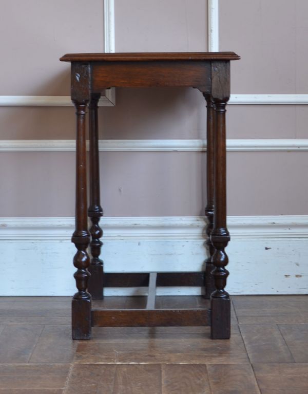 ロイドテーブル アンティーク家具 イギリスのアンティーク家具、便利なオケージョナルテーブル(花台)。素敵な彫りの入った脚が4本。(m-455-f)