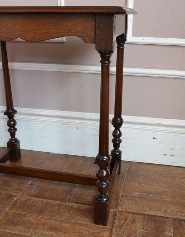 ロイドテーブル アンティーク家具 イギリスのアンティーク家具、便利なオケージョナルテーブル(花台)。先まで豪華な装飾が入った脚です。(m-455-f)