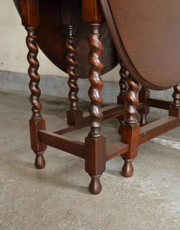 ロイドテーブル　アンティーク家具　丸い天板のアンティーク英国家具、伸張式のゲートレッグテーブル。丸い足先が可愛いです。(m-456-f)