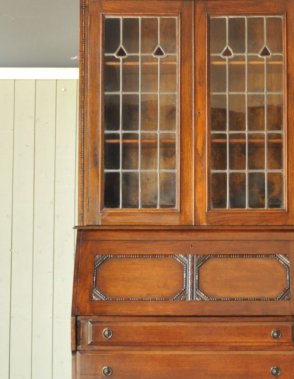 ビューロー　アンティーク家具　ステンドグラスのアンティーク家具、英国のブックビューロー（本棚とデスク）。男女共によく似合う大人っぽいビューローです。(m-459-f)