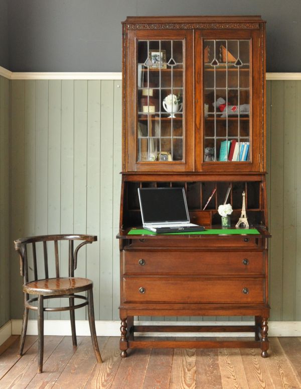 ビューロー　アンティーク家具　ステンドグラスのアンティーク家具、英国のブックビューロー（本棚とデスク）。見せたい雑貨や食器をガラス棚に飾って、見せたくないものは下の引き出しに収納。(m-459-f)