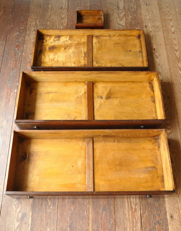 ビューロー　アンティーク家具　ステンドグラスのアンティーク家具、英国のブックビューロー（本棚とデスク）。引き出しは３杯付いています。(m-459-f)