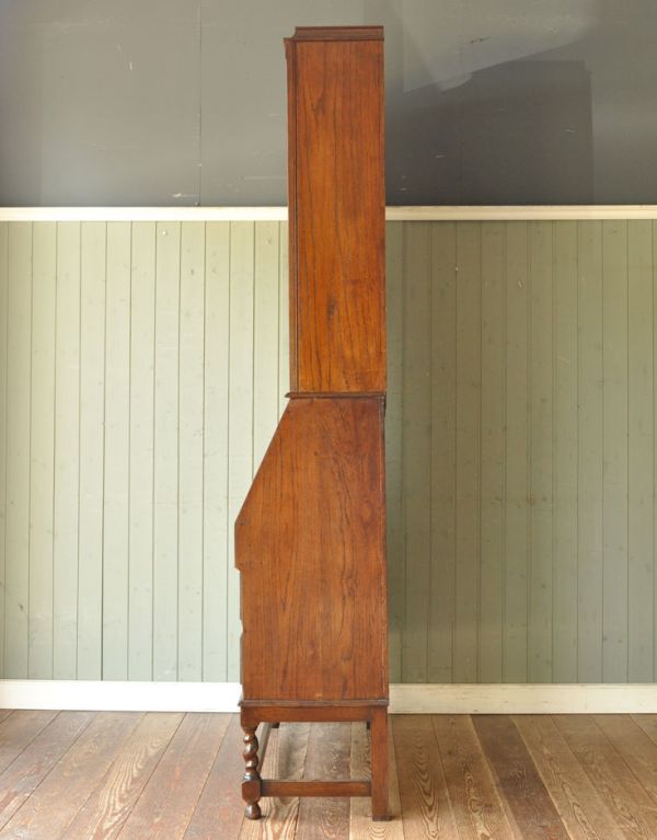 ビューロー　アンティーク家具　ステンドグラスのアンティーク家具、英国のブックビューロー（本棚とデスク）。ビューロー部分を閉じると、すっきりしたキャビネットになります。(m-459-f)