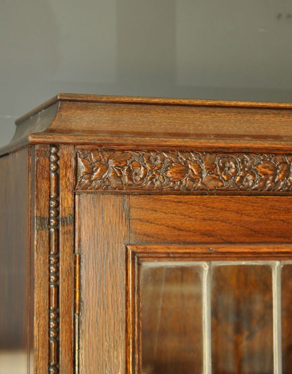ビューロー　アンティーク家具　ステンドグラスのアンティーク家具、英国のブックビューロー（本棚とデスク）。トップには繊細な彫がたっぷり入っています。(m-459-f)