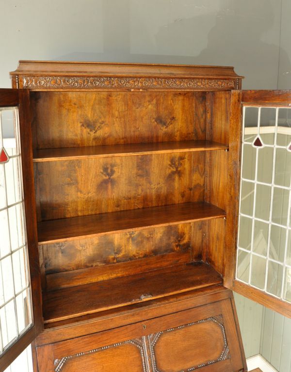 ビューロー　アンティーク家具　ステンドグラスのアンティーク家具、英国のブックビューロー（本棚とデスク）。文庫本や漫画がスッキリ片付きます。(m-459-f)