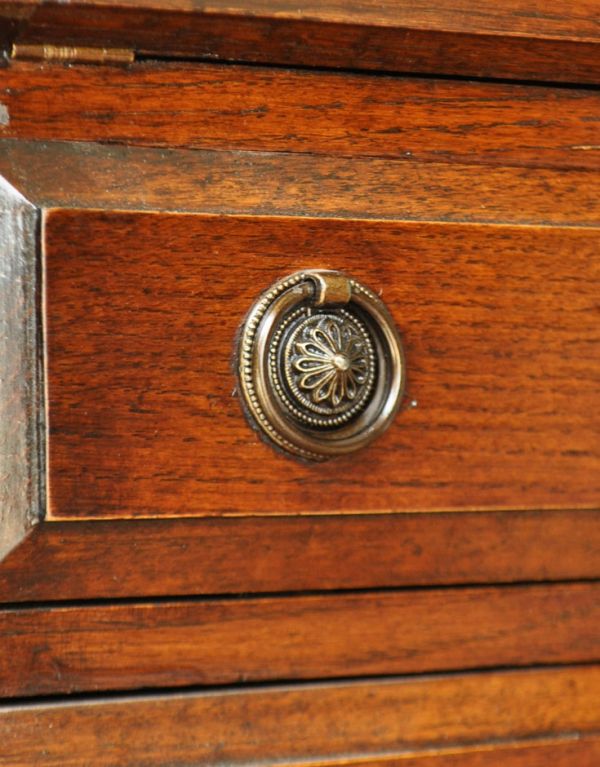 ビューロー　アンティーク家具　ステンドグラスのアンティーク家具、英国のブックビューロー（本棚とデスク）。引き出しの取っ手は高級感のある取っ手です。(m-459-f)