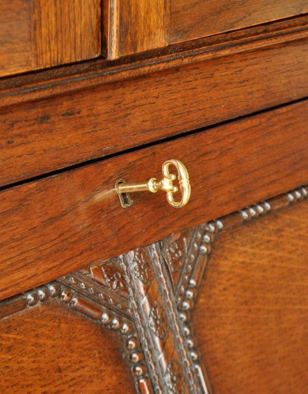 ビューロー　アンティーク家具　ステンドグラスのアンティーク家具、英国のブックビューロー（本棚とデスク）。ビューローの取っ手は鍵です。(m-459-f)