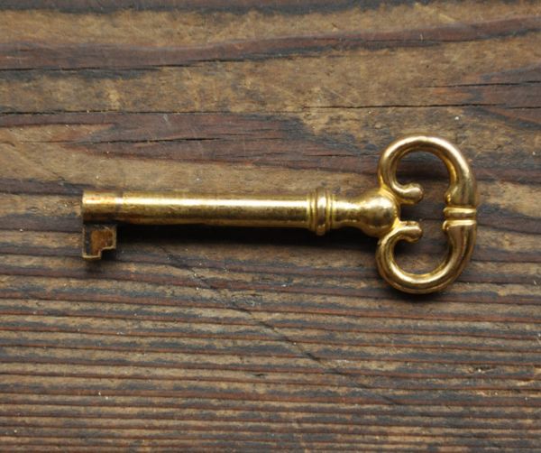 ビューロー　アンティーク家具　ステンドグラスのアンティーク家具、英国のブックビューロー（本棚とデスク）。ビューロー用の鍵です。(m-459-f)