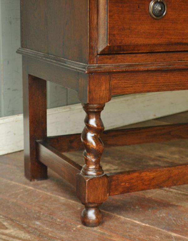 ビューロー　アンティーク家具　ステンドグラスのアンティーク家具、英国のブックビューロー（本棚とデスク）。安定感のある脚がしっかり支えます。(m-459-f)