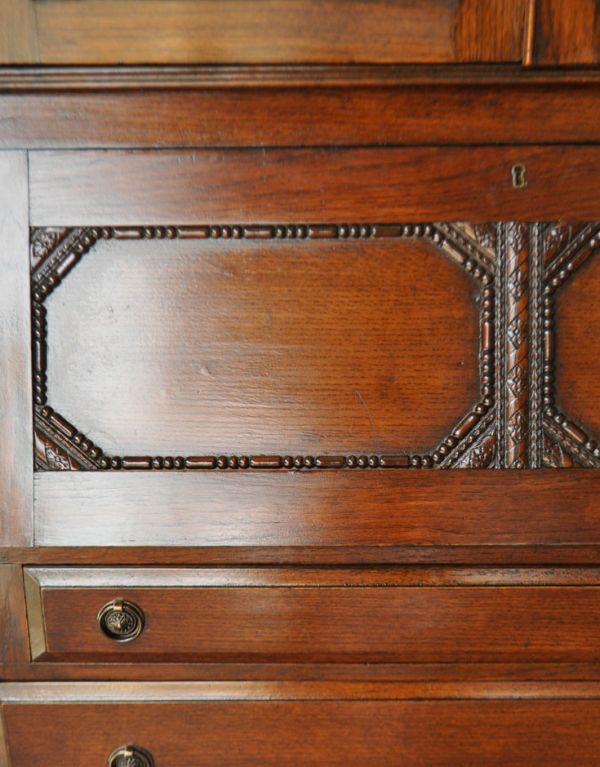 ビューロー　アンティーク家具　ステンドグラスのアンティーク家具、英国のブックビューロー（本棚とデスク）。閉じてあるときも絵になる美しい装飾です。(m-459-f)