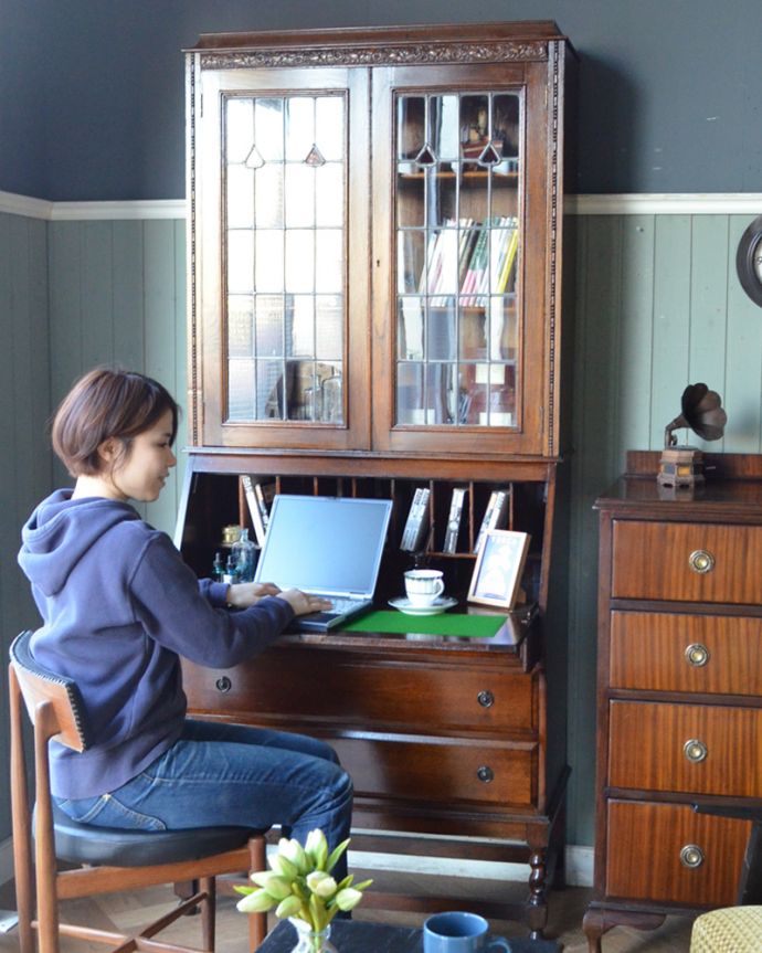 ビューロー　アンティーク家具　ステンドグラスのアンティーク家具、英国のブックビューロー（本棚とデスク）。飾り棚とパソコンスペース、両方欲しい方にオススメなのが、このブックケースビューロー！（モデルの身長は163cmです）  【 全体 】幅90×奥行39×高さ206cm 。(m-459-f)
