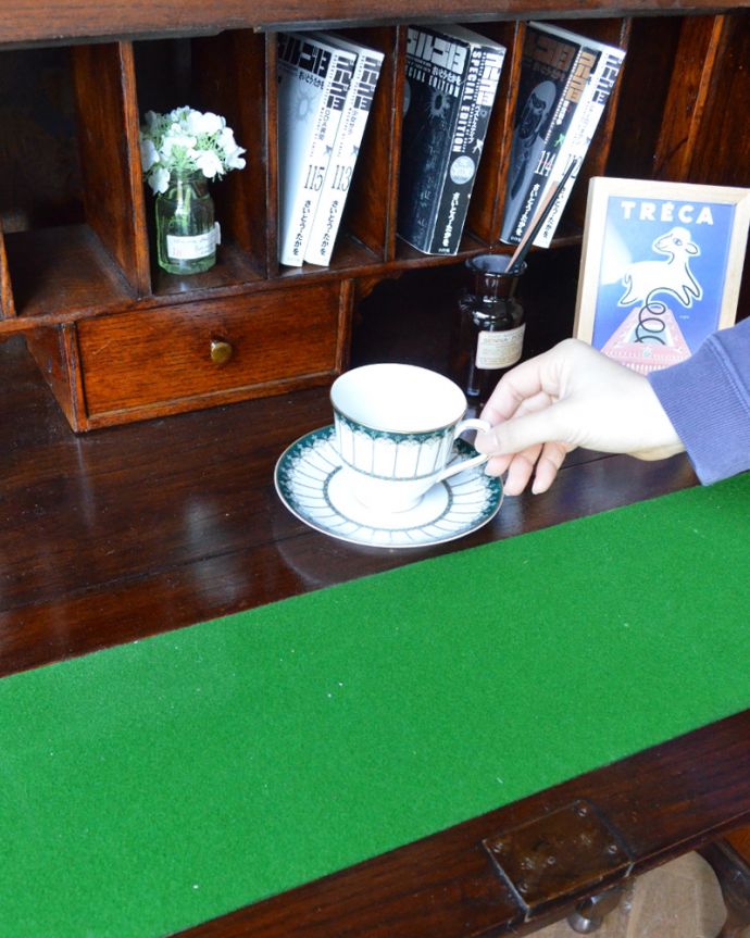 ビューロー　アンティーク家具　ステンドグラスのアンティーク家具、英国のブックビューロー（本棚とデスク）。ビューローの天板にはグリーンのフェルトが張ってあります。(m-459-f)