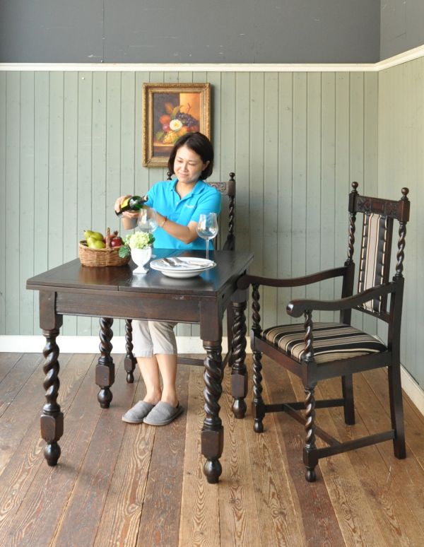 ロイドテーブル　アンティーク家具　イギリスのアンティーク家具、ツイスト脚のドローリーフテーブル（ダイニングテーブル）。閉じるとコンパクトになるのでアパートや一人住まいの方にもオススメ！食事、お茶の時間、パソコンや書き物、すべてこのテーブルでバッチリです。(m-460-f)