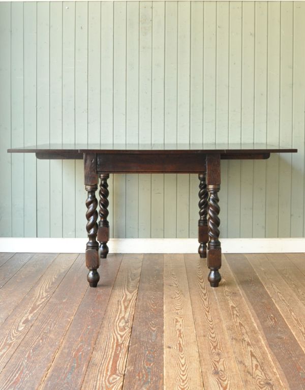 ロイドテーブル　アンティーク家具　イギリスのアンティーク家具、ツイスト脚のドローリーフテーブル（ダイニングテーブル）。ダイニングテーブルにしたり、家事台にも使えますよ！もちろん常に広げた状態でもお使いいただけます。(m-460-f)