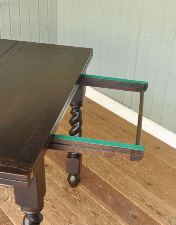 ロイドテーブル　アンティーク家具　イギリスのアンティーク家具、ツイスト脚のドローリーフテーブル（ダイニングテーブル）。天板はバーを引っ張り出して、その上に本を開くように天板を開いて乗せるだけです。(m-460-f)