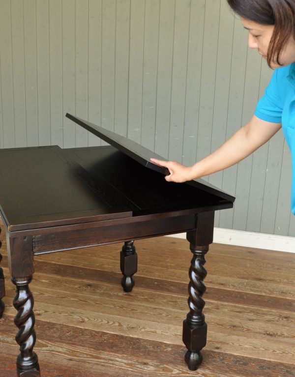 ロイドテーブル　アンティーク家具　イギリスのアンティーク家具、ツイスト脚のドローリーフテーブル（ダイニングテーブル）。閉じるときも、パタンとするだけなので、簡単です。(m-460-f)