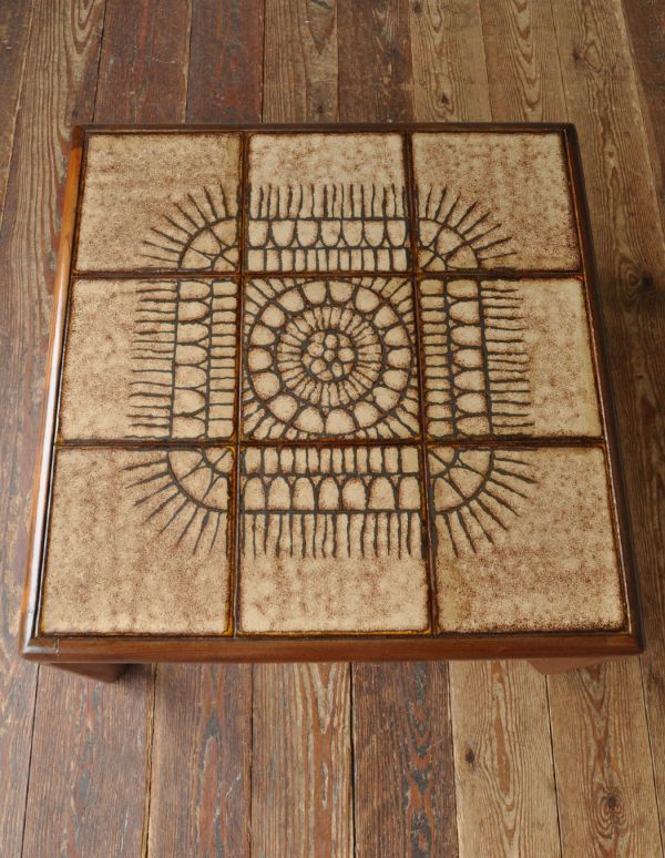 ロイドテーブル　アンティーク家具　北欧スタイルのレトロなヴィンテージ家具、タイルトップのコーヒーテーブル。天板です。(m-462-f)