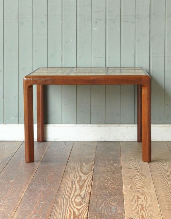 ロイドテーブル　アンティーク家具　北欧スタイルのレトロなヴィンテージ家具、タイルトップのコーヒーテーブル。サイドもキレイです。(m-462-f)