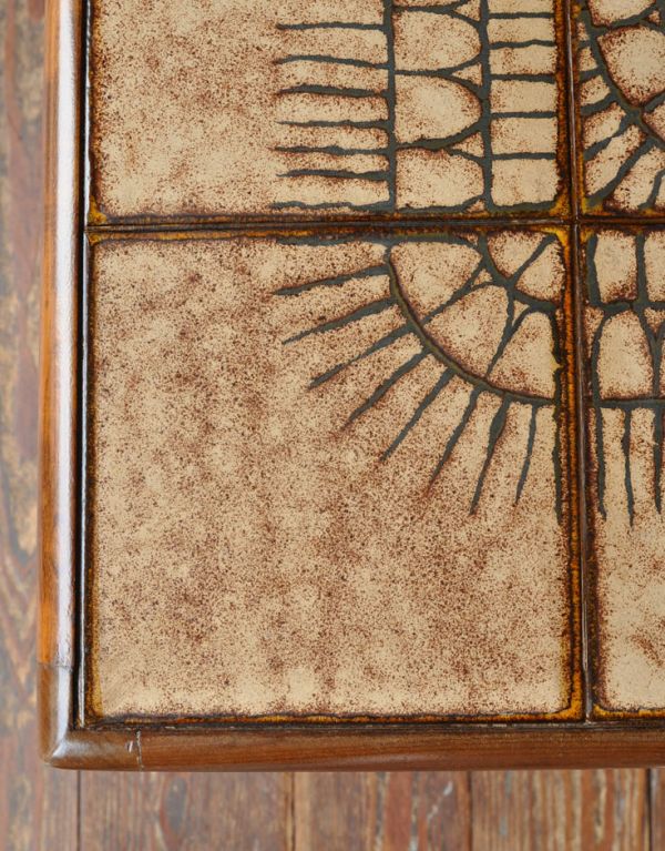 ロイドテーブル　アンティーク家具　北欧スタイルのレトロなヴィンテージ家具、タイルトップのコーヒーテーブル。大人っぽい抑えた色使い。(m-462-f)