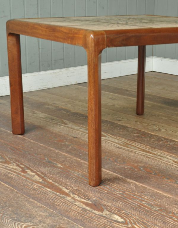 ロイドテーブル　アンティーク家具　北欧スタイルのレトロなヴィンテージ家具、タイルトップのコーヒーテーブル。キチンとお直ししてありますので、安定感のある脚です。(m-462-f)