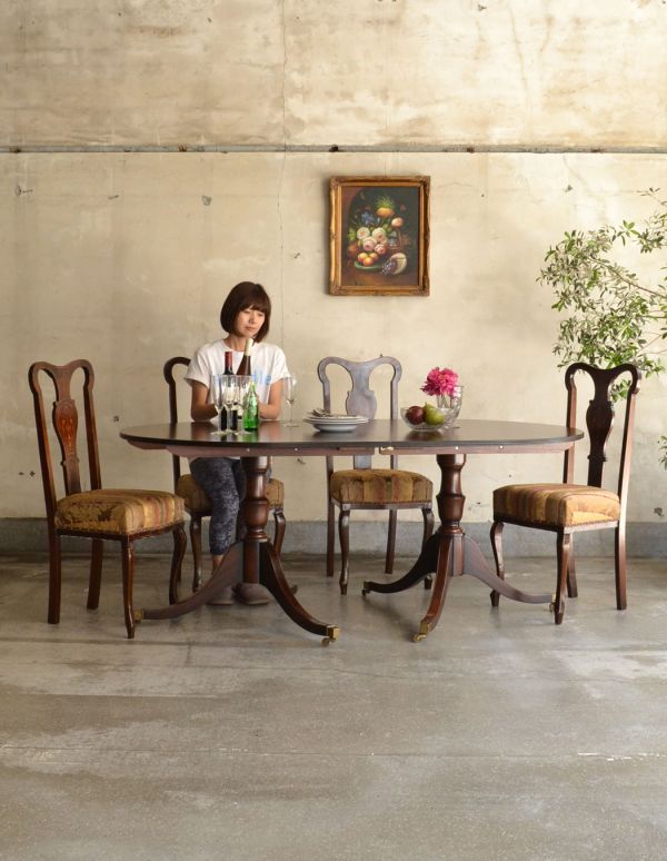 ロイドテーブル　アンティーク家具　美しい脚が特徴的なアンティークの英国家具、伸張式のダイニングテーブル。広げていないときも、４〜６人で普段使いに十分の広さがあります。(m-464-f)