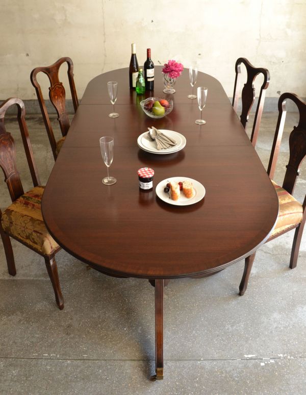 ロイドテーブル　アンティーク家具　美しい脚が特徴的なアンティークの英国家具、伸張式のダイニングテーブル。天板もピカピカにお直ししました。(m-464-f)