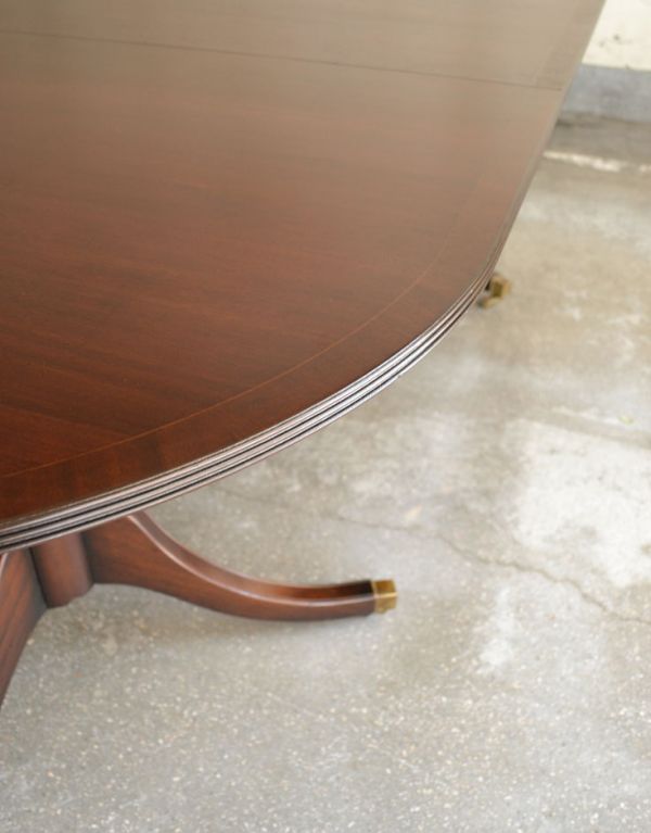 ロイドテーブル　アンティーク家具　美しい脚が特徴的なアンティークの英国家具、伸張式のダイニングテーブル。落ち着きのある茶色なので上品です。(m-464-f)