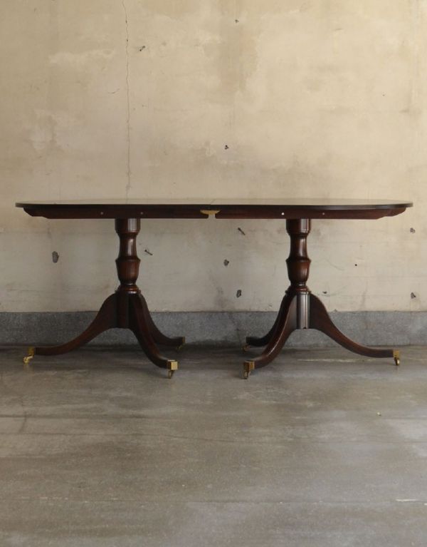 ロイドテーブル　アンティーク家具　美しい脚が特徴的なアンティークの英国家具、伸張式のダイニングテーブル。英国のカッコ良くも、エレガントな家具は、合わせる椅子によっても雰囲気が異なります。(m-464-f)