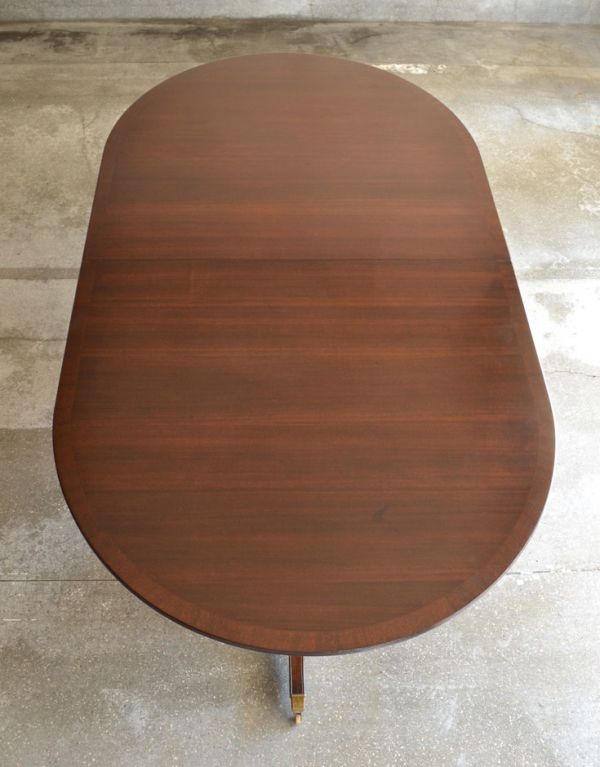 ロイドテーブル　アンティーク家具　美しい脚が特徴的なアンティークの英国家具、伸張式のダイニングテーブル。角が丸くなっているので、小さなお子さまがいるお家でも安心してお使い頂けます。(m-464-f)