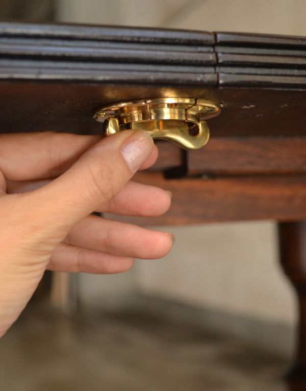 ロイドテーブル　アンティーク家具　美しい脚が特徴的なアンティークの英国家具、伸張式のダイニングテーブル。天板裏にストッパーとなる金具が付いています。(m-464-f)