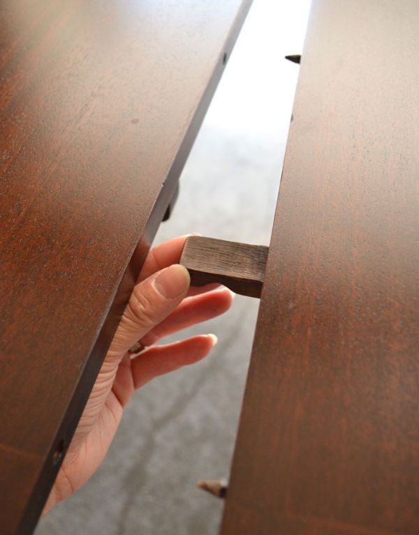 ロイドテーブル　アンティーク家具　美しい脚が特徴的なアンティークの英国家具、伸張式のダイニングテーブル。組み立ては、補助の天板を差し込むだけです。(m-464-f)