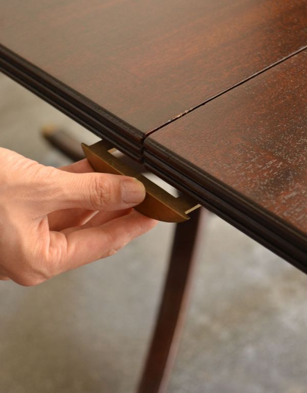 ロイドテーブル　アンティーク家具　美しい脚が特徴的なアンティークの英国家具、伸張式のダイニングテーブル。天板横にもストッパーとなる金具が付いています。(m-464-f)