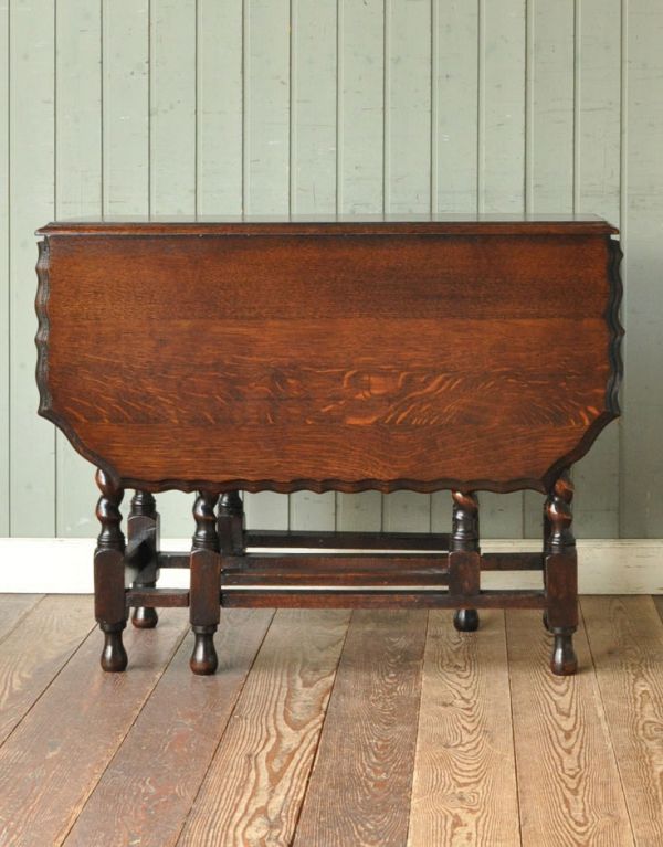 ロイドテーブル　アンティーク家具　英国のツイストのアンティーク家具、ゲートレッグテーブル（伸張式テーブル）。閉じるとこんなにコンパクトに収まるので、狭いスペースに片付けることも可能です。(m-465-f)