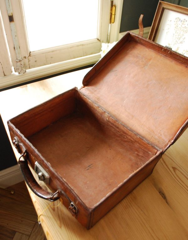 めずらしい家具　アンティーク家具　英国のオシャレなアンティーク雑貨、トランク（旅行バッグ）。専門の職人によってメンテナンスは行っていますが、アンティークのためシミ・キズ・ほつれなどの劣化が見られます。(m-467-f)