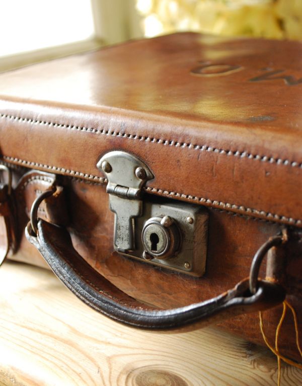 めずらしい家具　アンティーク家具　英国のオシャレなアンティーク雑貨、トランク（旅行バッグ）。ロック（鍵）として使われていた金具がありますが、鍵も一緒に見つかりました。(m-467-f)