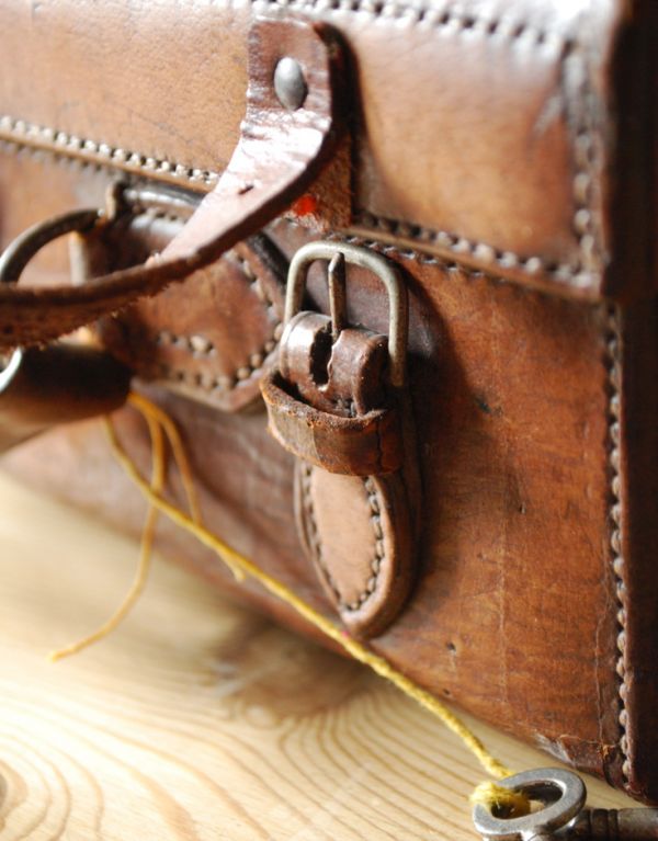 めずらしい家具　アンティーク家具　英国のオシャレなアンティーク雑貨、トランク（旅行バッグ）。部品や金具は当時のままです。(m-467-f)