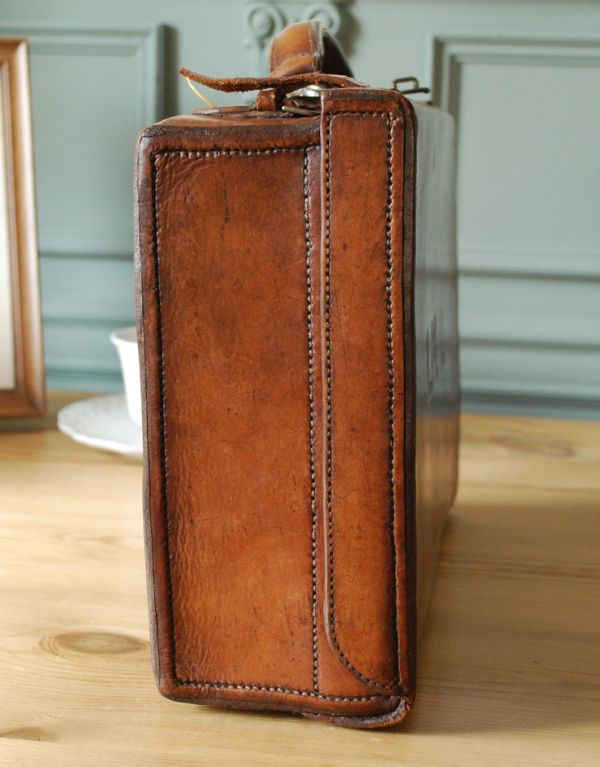 めずらしい家具　アンティーク家具　英国のオシャレなアンティーク雑貨、トランク（旅行バッグ）。サイドから見てもキレイです！どこから見ても可愛いです。(m-467-f)