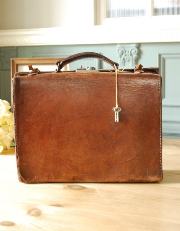 めずらしい家具　アンティーク家具　英国のオシャレなアンティーク雑貨、トランク（旅行バッグ）。アンティークの味わいがたっぷり詰まったトランクです。(m-467-f)