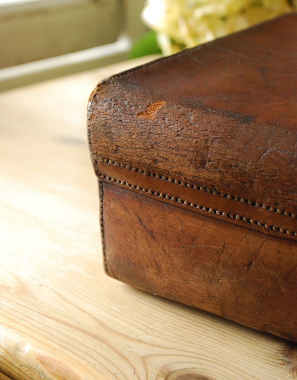 めずらしい家具　アンティーク家具　英国のオシャレなアンティーク雑貨、トランク（旅行バッグ）。アンティークは新品ではありません。(m-467-f)