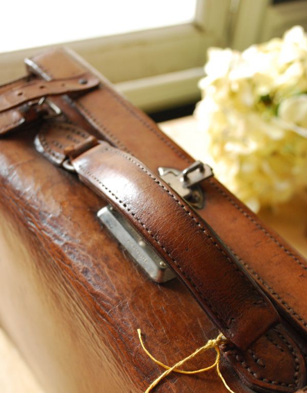 めずらしい家具　アンティーク家具　英国のオシャレなアンティーク雑貨、トランク（旅行バッグ）。持ち手も当時のものが残っていました。(m-467-f)