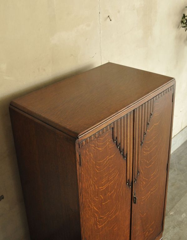 アンティークのキャビネット　アンティーク家具　重厚さがあるアンティークの収納家具、イギリスのカップボードチェスト。天板もピカピカです。(m-468-f)