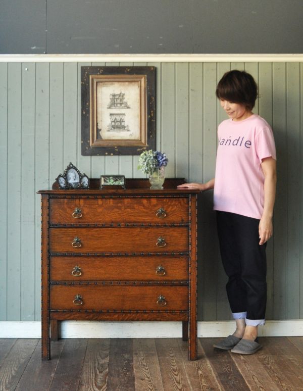 アンティークのチェスト　アンティーク家具　リッチ感があるイギリスらしいアンティーク家具、チェストオブドロワーズ。濃い茶色なので和室にも合いますよ。(m-469-f)
