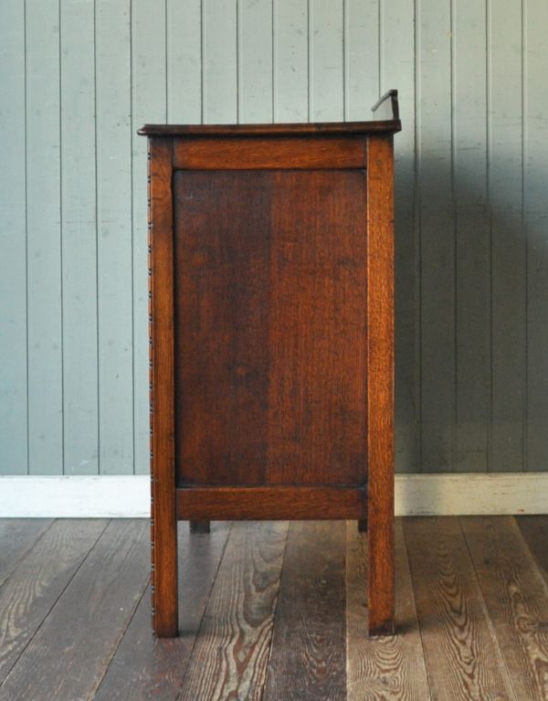 アンティークのチェスト　アンティーク家具　リッチ感があるイギリスらしいアンティーク家具、チェストオブドロワーズ。サイドもしっかり作られています。(m-469-f)
